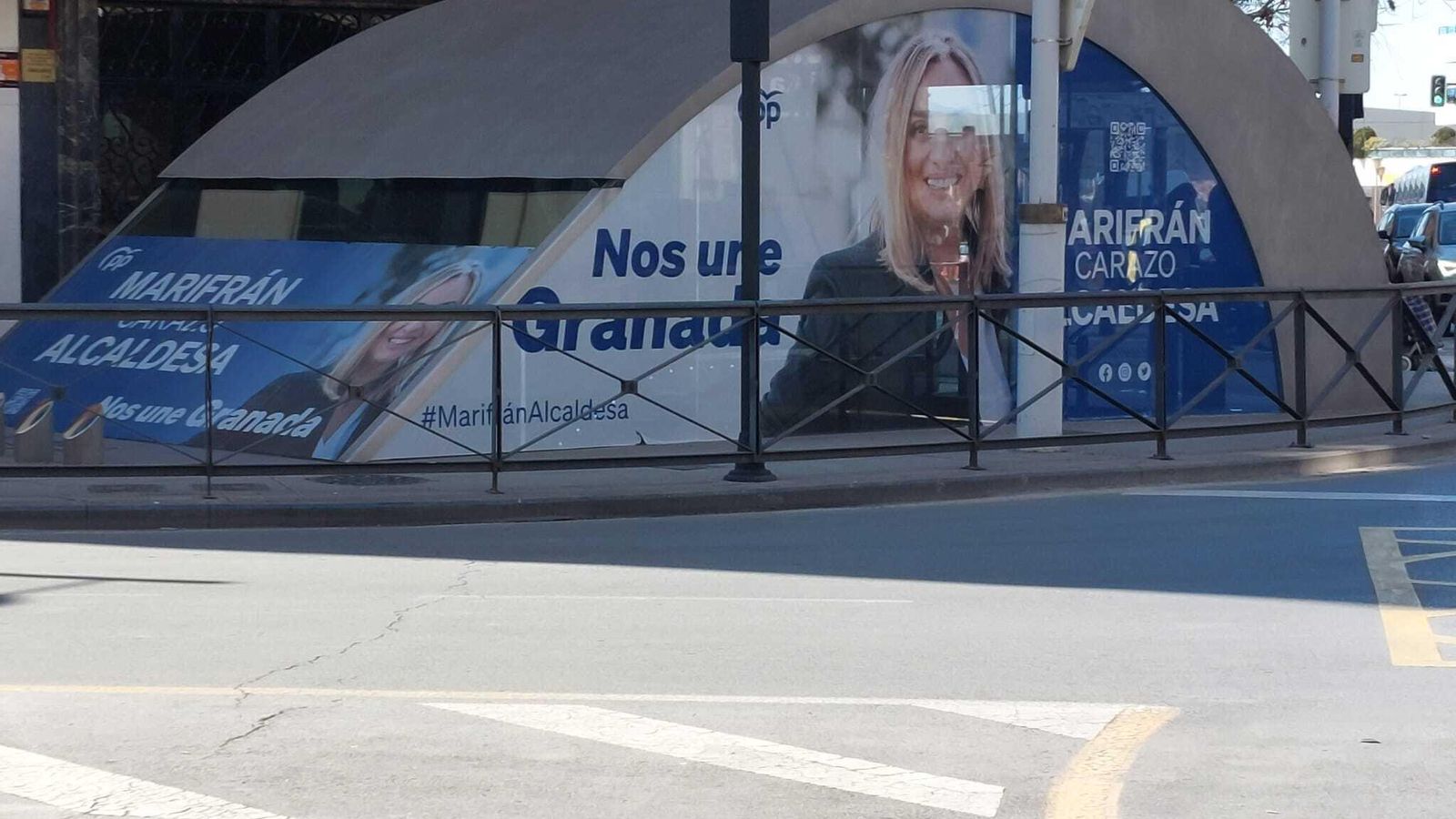 Marquesina de uno de los accesos al Metro con las serigrafías de la campaña Marifrán Carazo Marquesina de uno de los accesos al Metro con las serigrafías de la campaña Marifrán Carazo