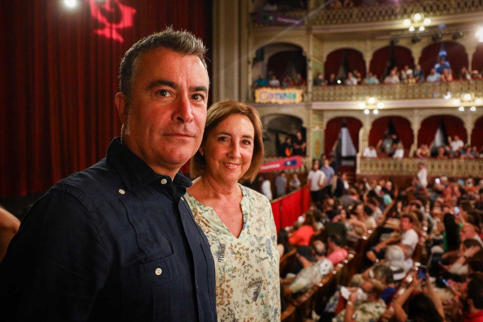 Ángel Núñez junto a su mujer en el Teatro Falla.