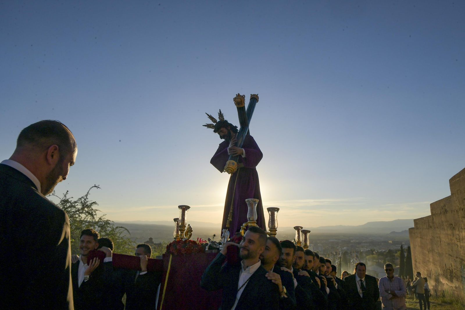 Galería: La Estrella sube en vía crucis al Cerro de San Miguel
