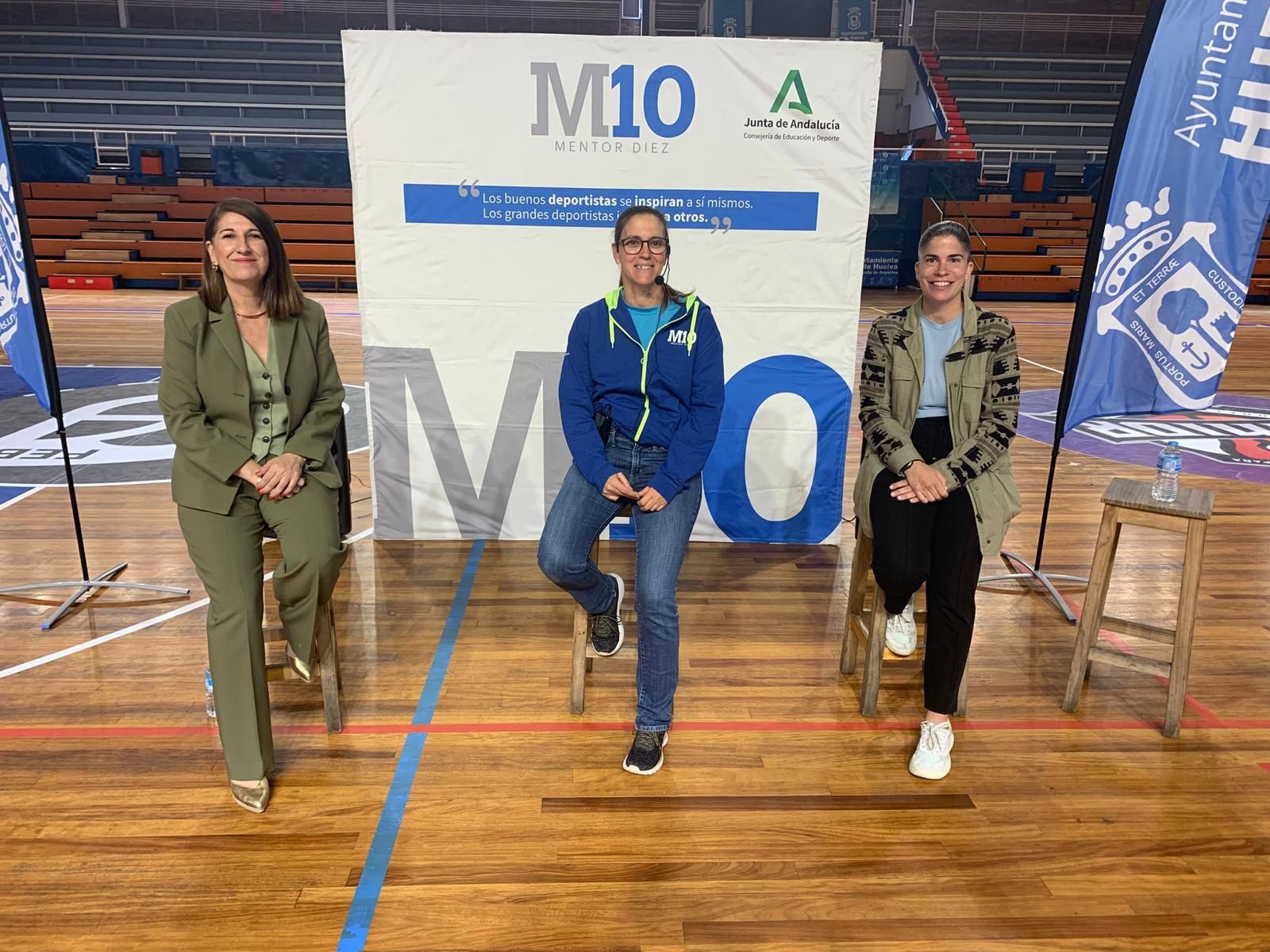 Charla de María Peláez a escolares onubenses en el Andrés Estrada.