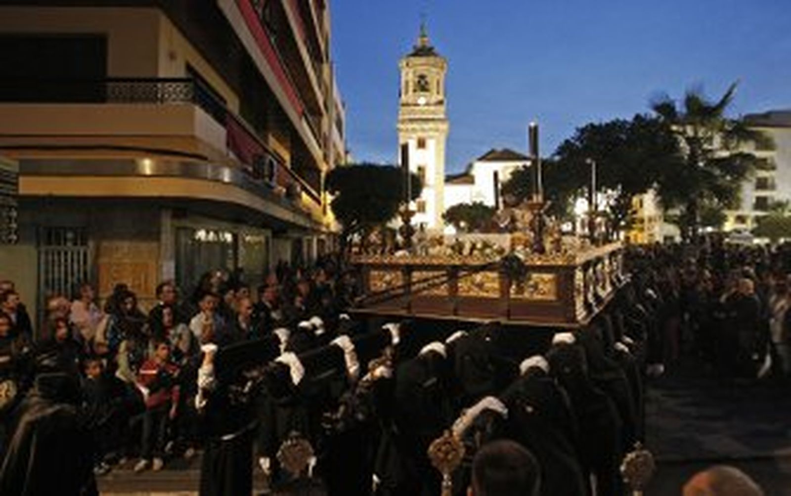 El Cristo Yacente roza la madrugada con su reencuentro con la Soledad