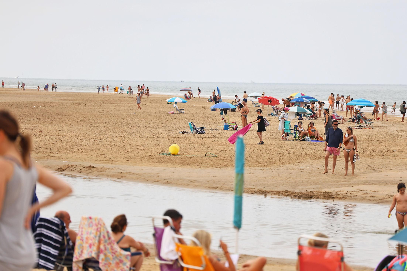 Imágenes del ambiente en las playas de Huelva en la mañana de domingo