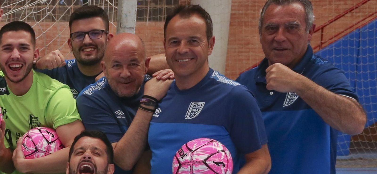 Tete, en el centro, con cuerpo técnico y jugadores.