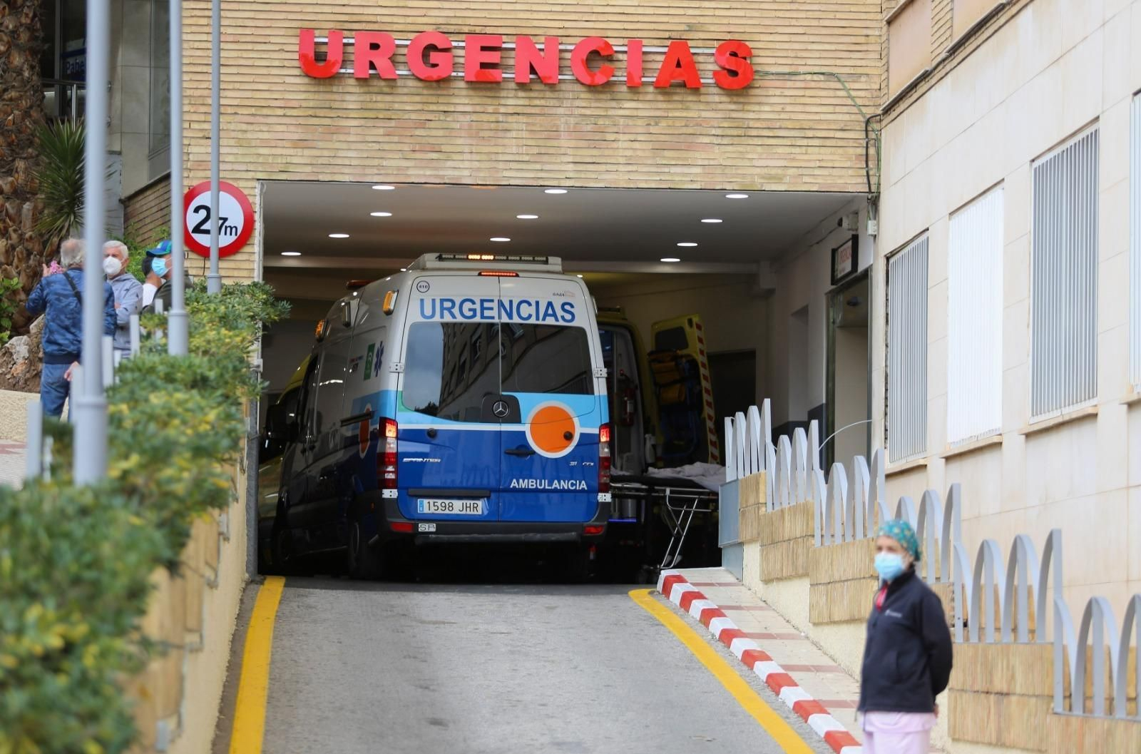 Una ambulancia en la puerta de las Urgencias del Hospital Regional de Málaga.