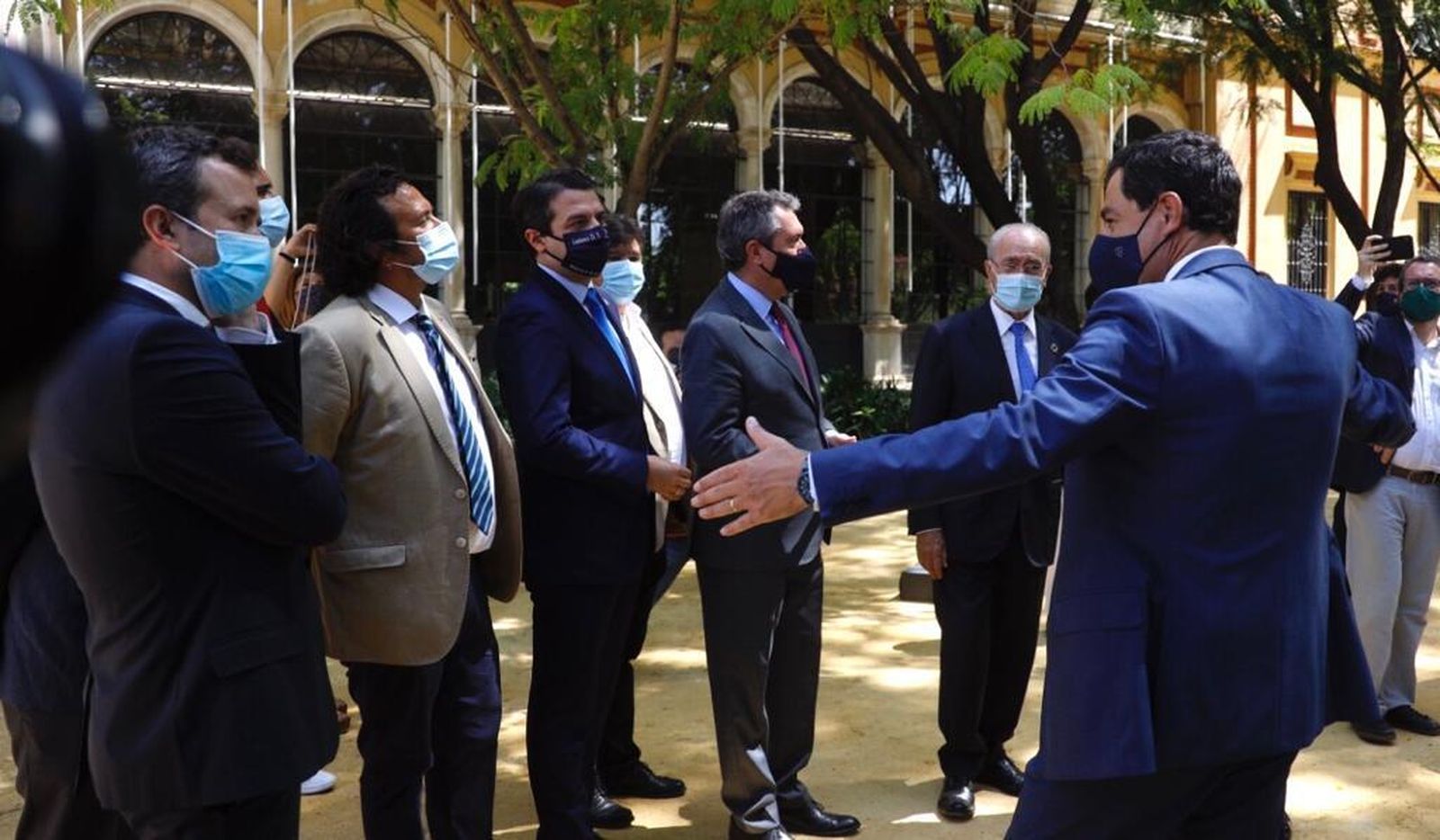 El presidente de la Junta saluda a los alcaldes de las capitales andaluzas.