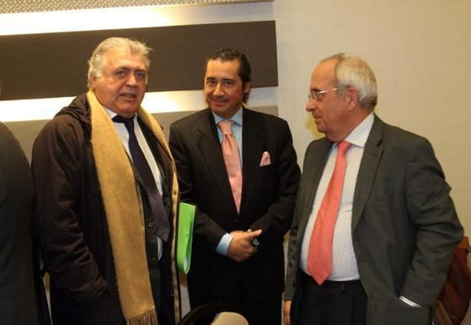 Ramón Dávila, presidente de los promo9tores turísticos, conversa con el director de Baviera Golf, Ignacio Iturbe, y el responsable de Comunicación de Doña Julia Golf, José Antonio Linares

Foto: Reportaje gr?co: Migue Fernandez y Sergio Camacho