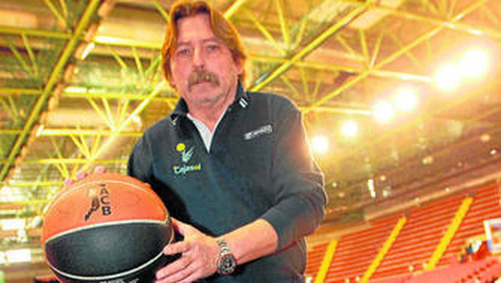 Manel Comas posa con un balón en las gradas de San Pablo en la campaña 07-08.