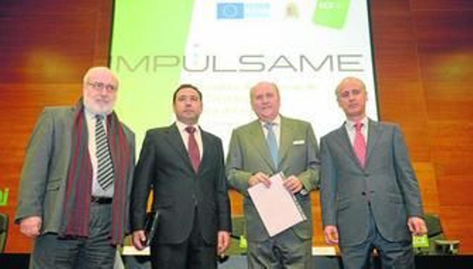 El director general de la EOI, Fernando Bayón; el alcalde de Mairena del Alcor, Ricardo Sánchez; el presidente de Persan, José Moya; y el director de la EOI en Andalucía, Francisco Velasco, ayer en la presentación de la aceleradora 'Impúlsame' en la sede de la EOI.