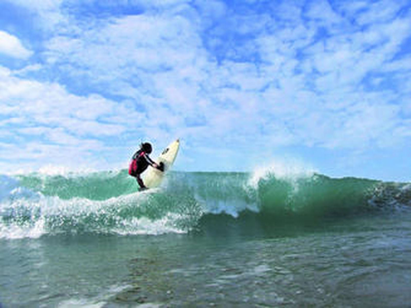 Este tramo del litoral gaditano ofrece una larga lista de posibilidades para huir del turismo rutinario y optar por otro más activo