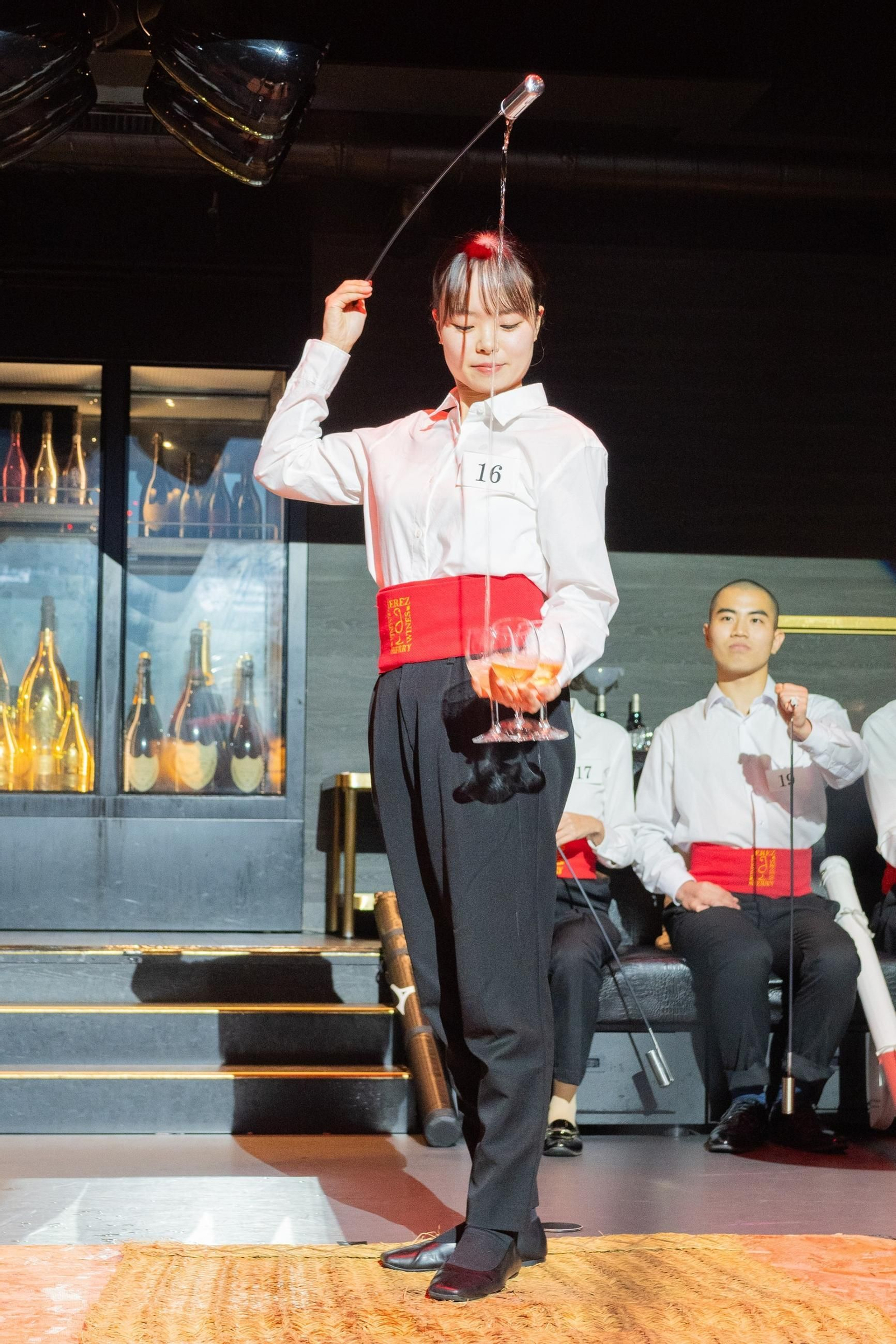 Una de las finalistas demuestra su habilitad con la venencia