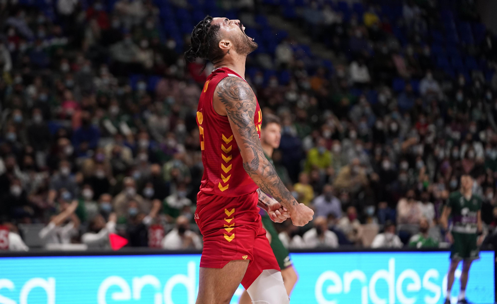 Augusto Lima celebra una canasta en el Carpena.