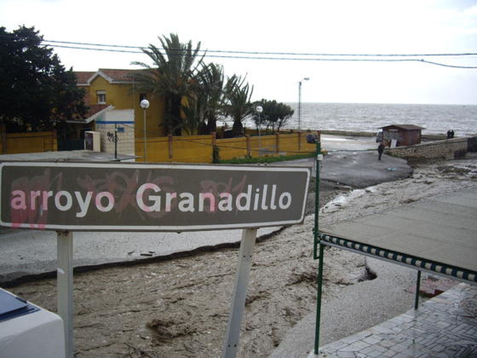 Desbordamiento de la desembocadura del arroyo Granadillo.

Foto: Migue Fernández, Sergio Camacho, Agencias