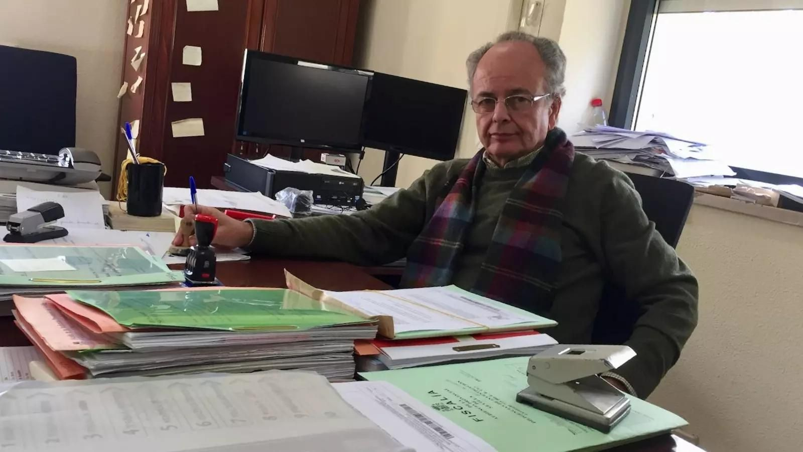 El fiscal coordinador de Vigilancia Penitenciaria de Sevilla, José Escudero, en su despacho en la Audiencia de Sevilla.