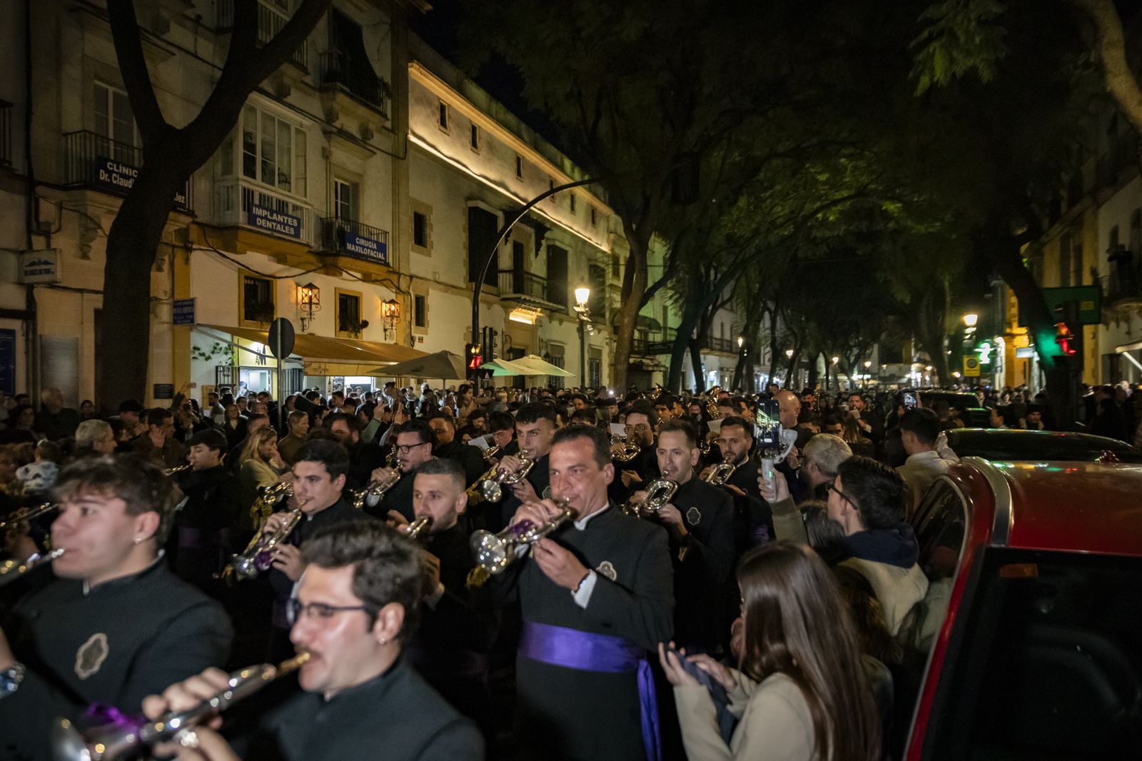 Multitudinario pasacalles de la Banda de las Cigarreras por el centro de Jerez