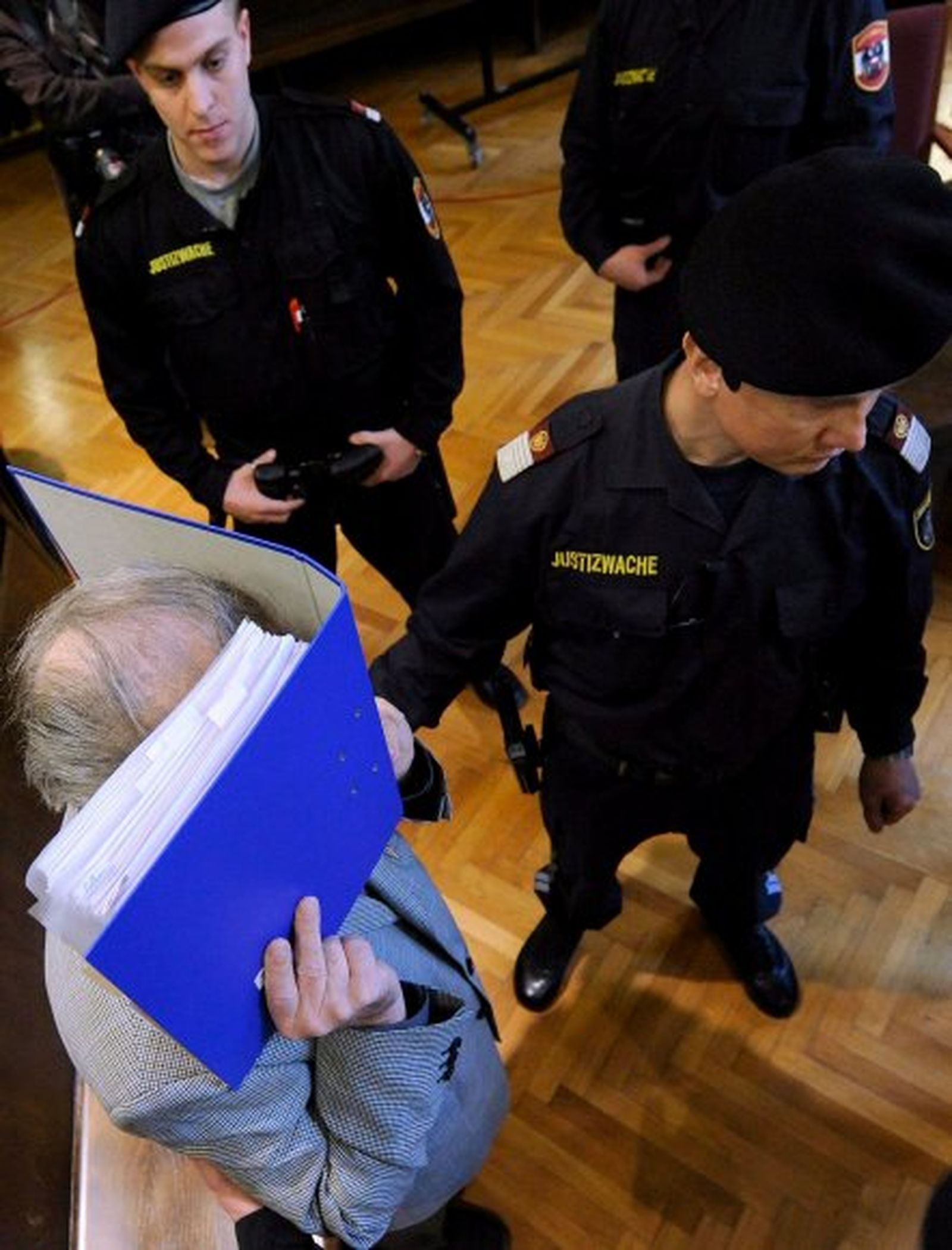 Josef Fritzl "se avergüenza" de mostrarse ante la prensa