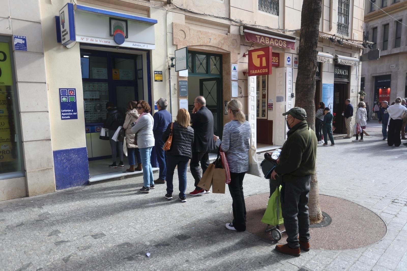 La cola en una administración de lotería en el centro de Málaga.