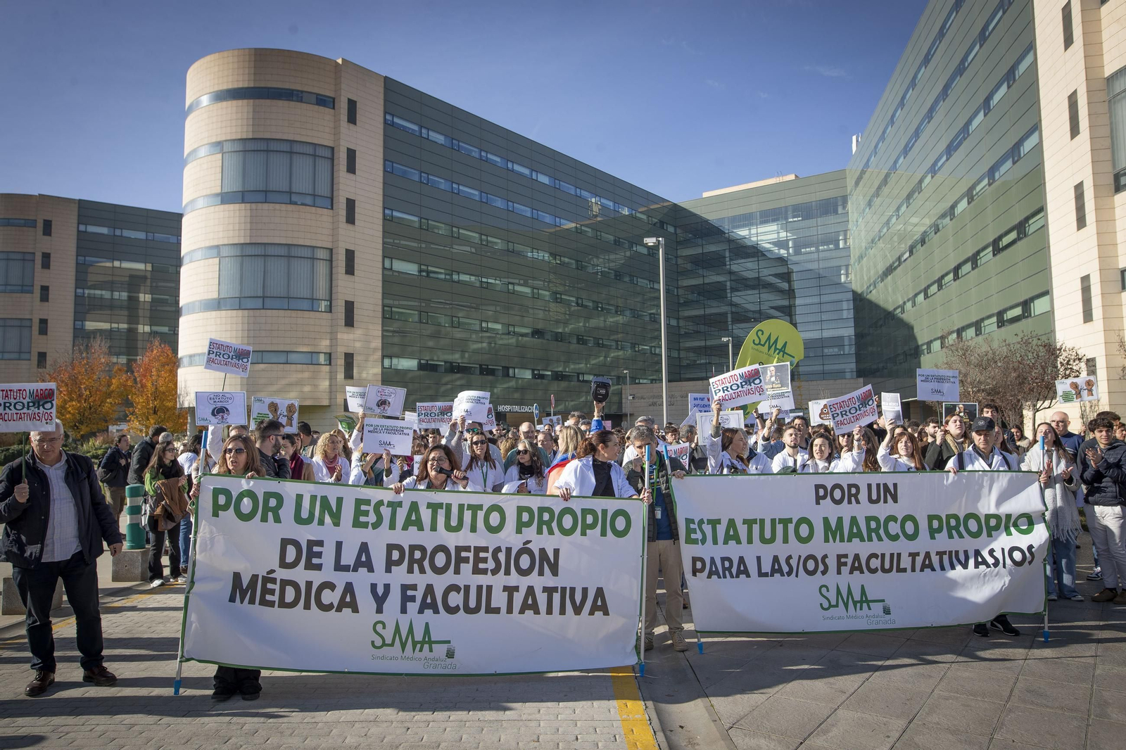 Protesta de los médicos de Granada contra el Estatuto marco de la profesión, celebrada este martes en el Hospital San Cecilio