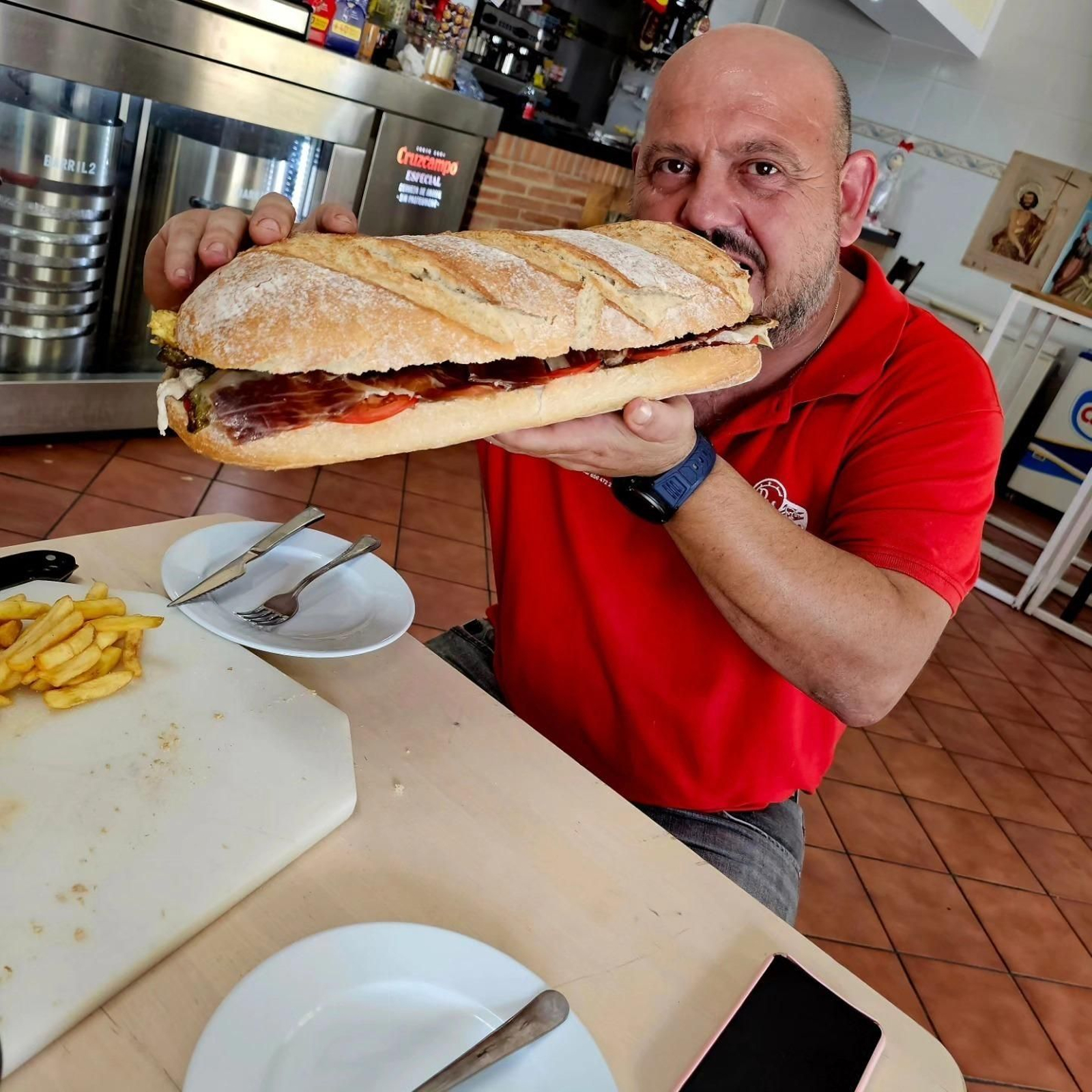 José Antonio Pavo con el serranito XXL