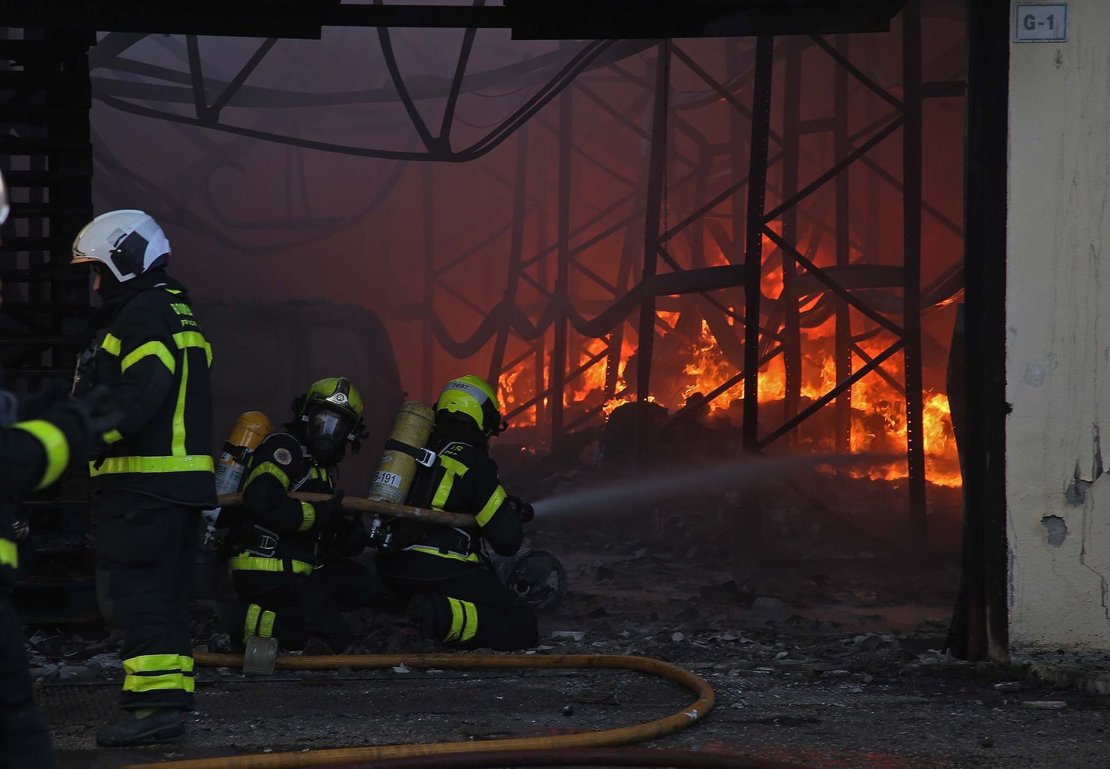 Imágenes del incendio de la nave de pinturas del polígono industrial Zabal Bajo en La Línea