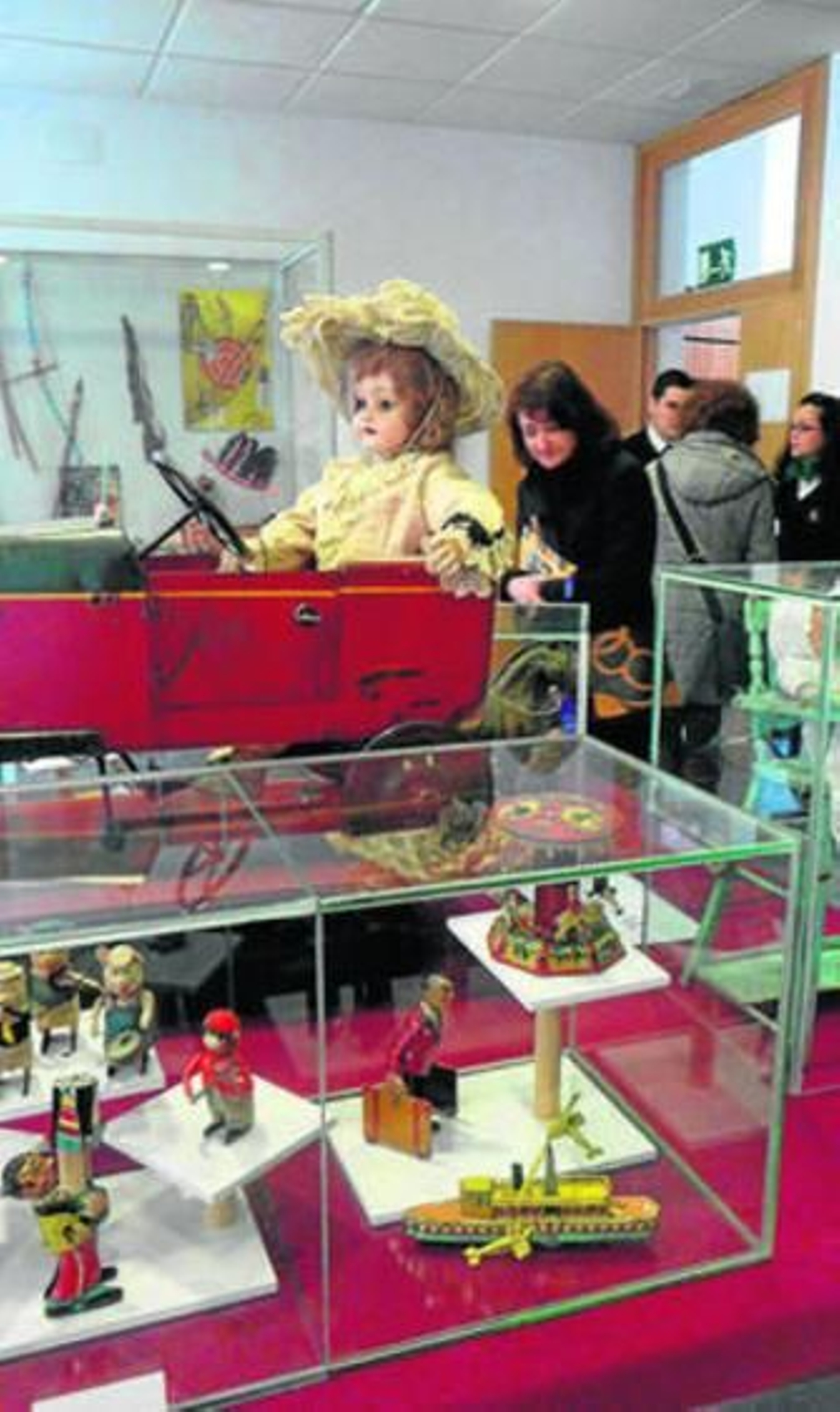 Exposición sobre juguetes y juegos antiguos.