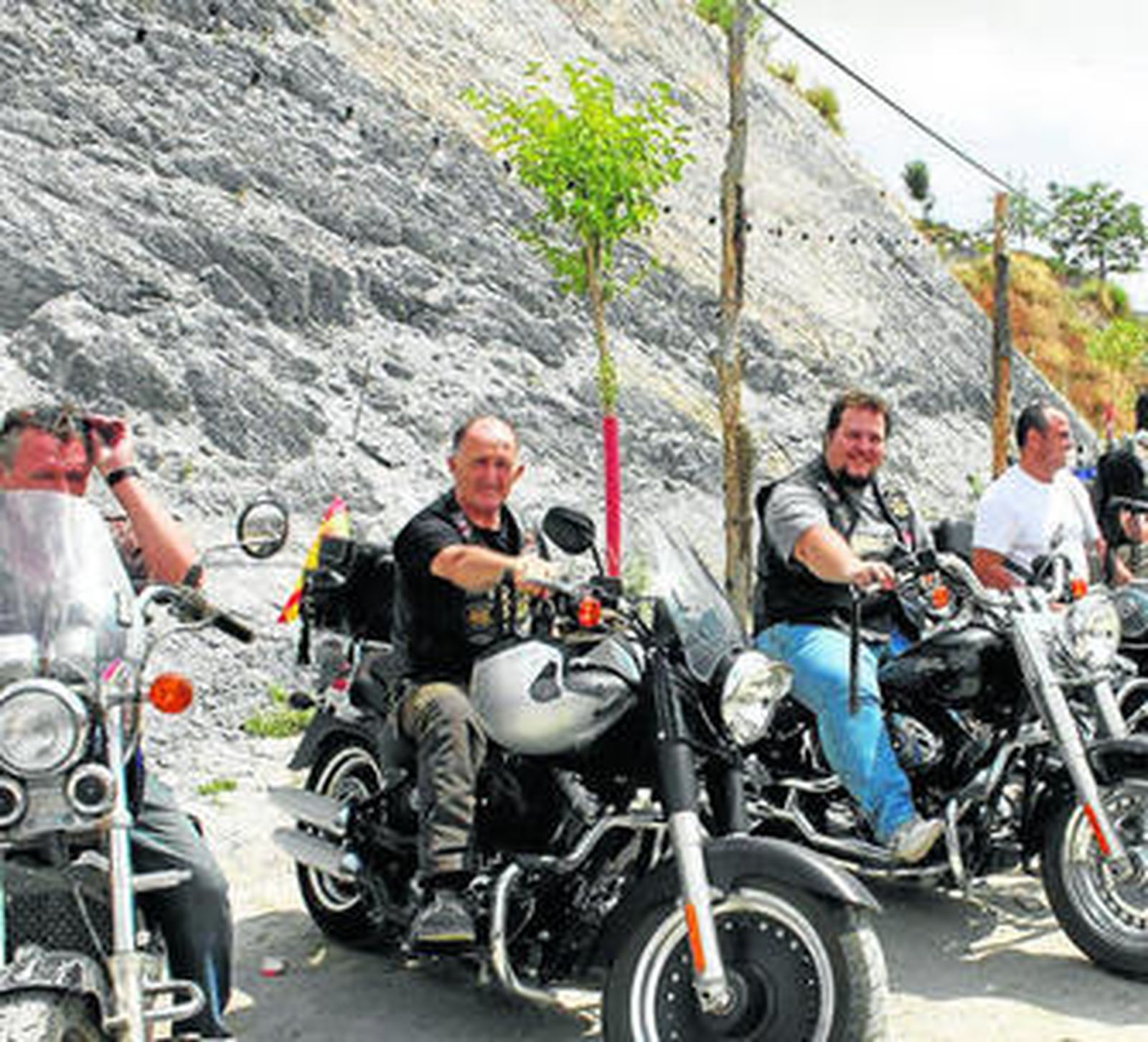 Paellas, regalos y coches "tuneados hasta las orejas"