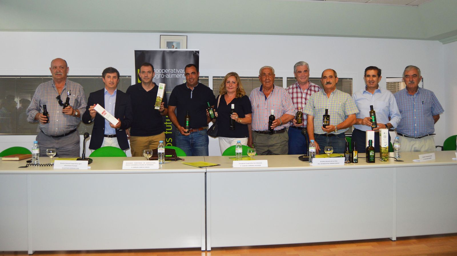 Representantes de Faeca y de las cooperativas oleícolas posan en el acto del acuerdo.