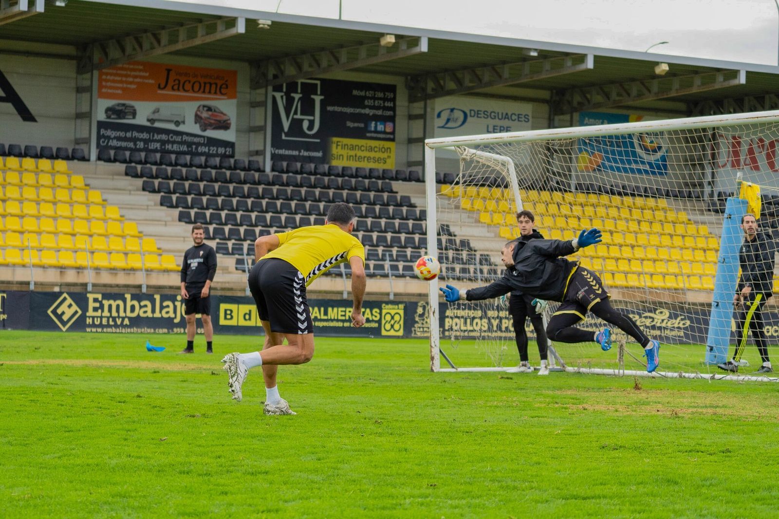 Entrenamiento del San Roque en el Ciudad de Lepe.