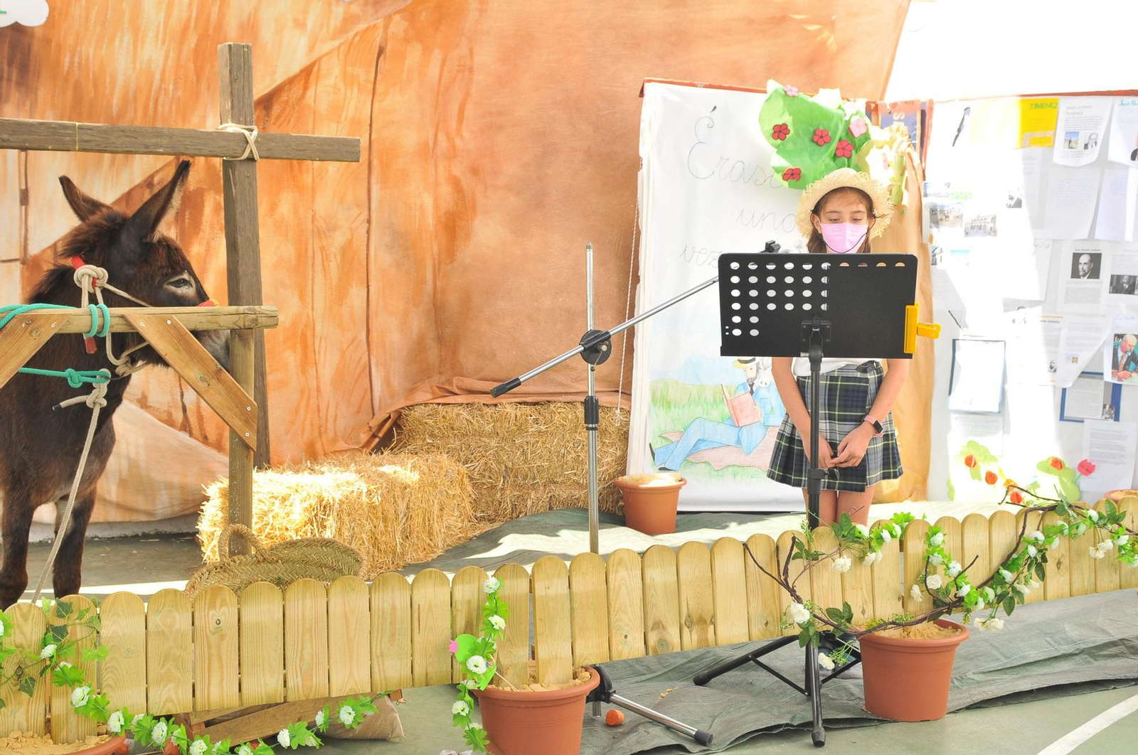 Una alumna del Miramar lee un fragmento de 'Platero y yo',