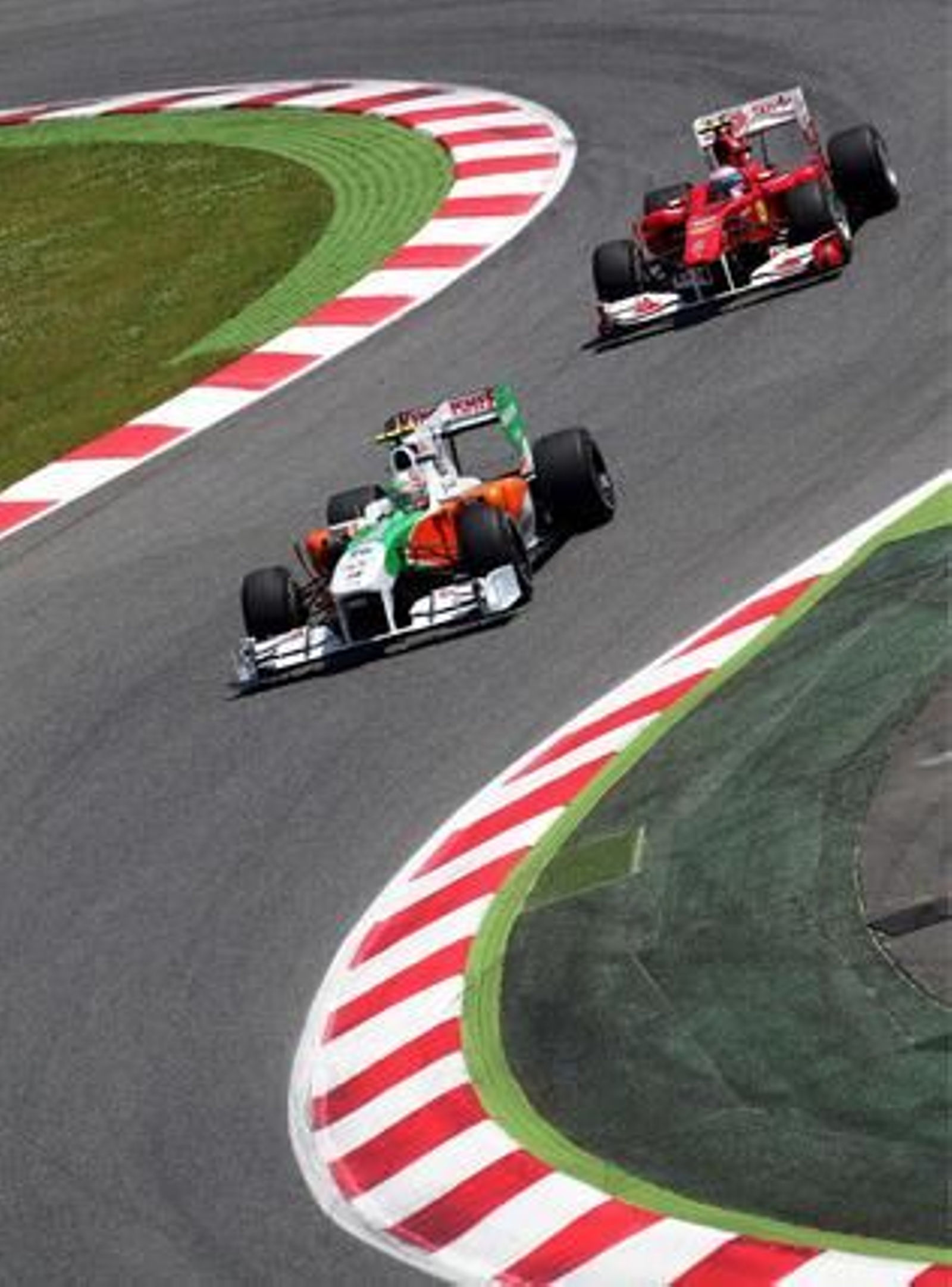 Fernando Alonso queda segundo en un Gran Premio dominado de principio a fin por el piloto de Red Bull Mark Webber. / Reuters