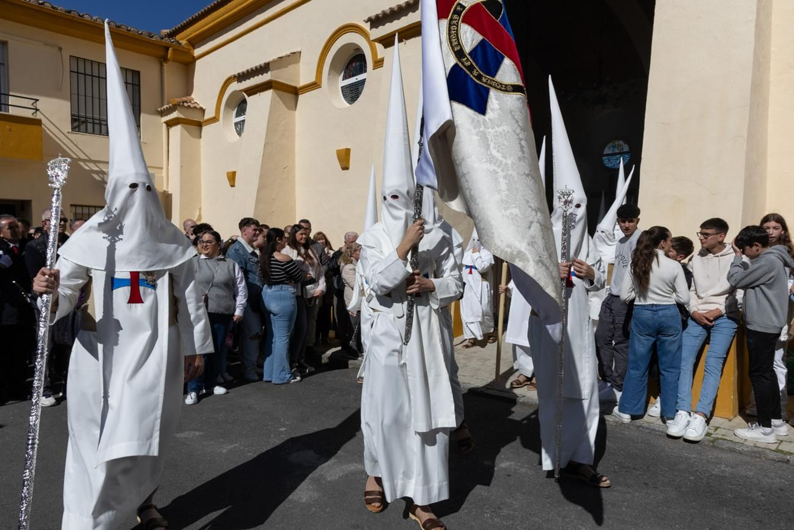 El Miércoles Santo inicia la tarde con los nazarenos trinitarios del barrio de Santa Isabel