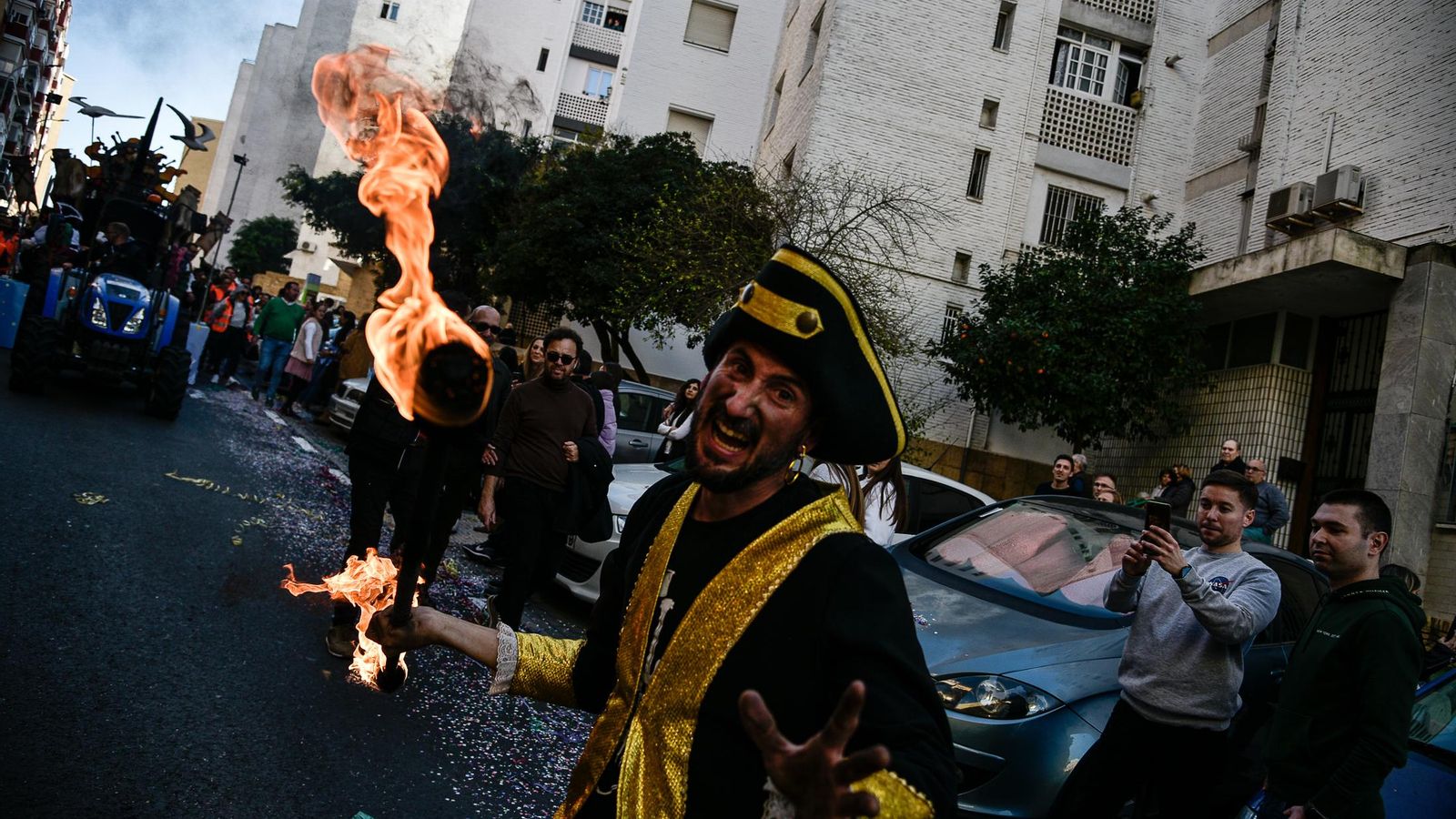 Un malabarista con fuego durante el espectáculo de piratas en la Cabalgata 2023