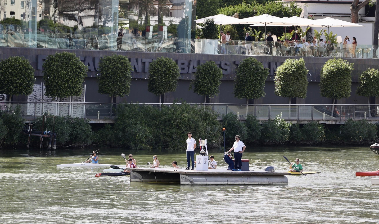 El presidente de la Junta de Andalucía recibe la Copa del Rey e inaugura la exposición "Los reyes de la Copa"