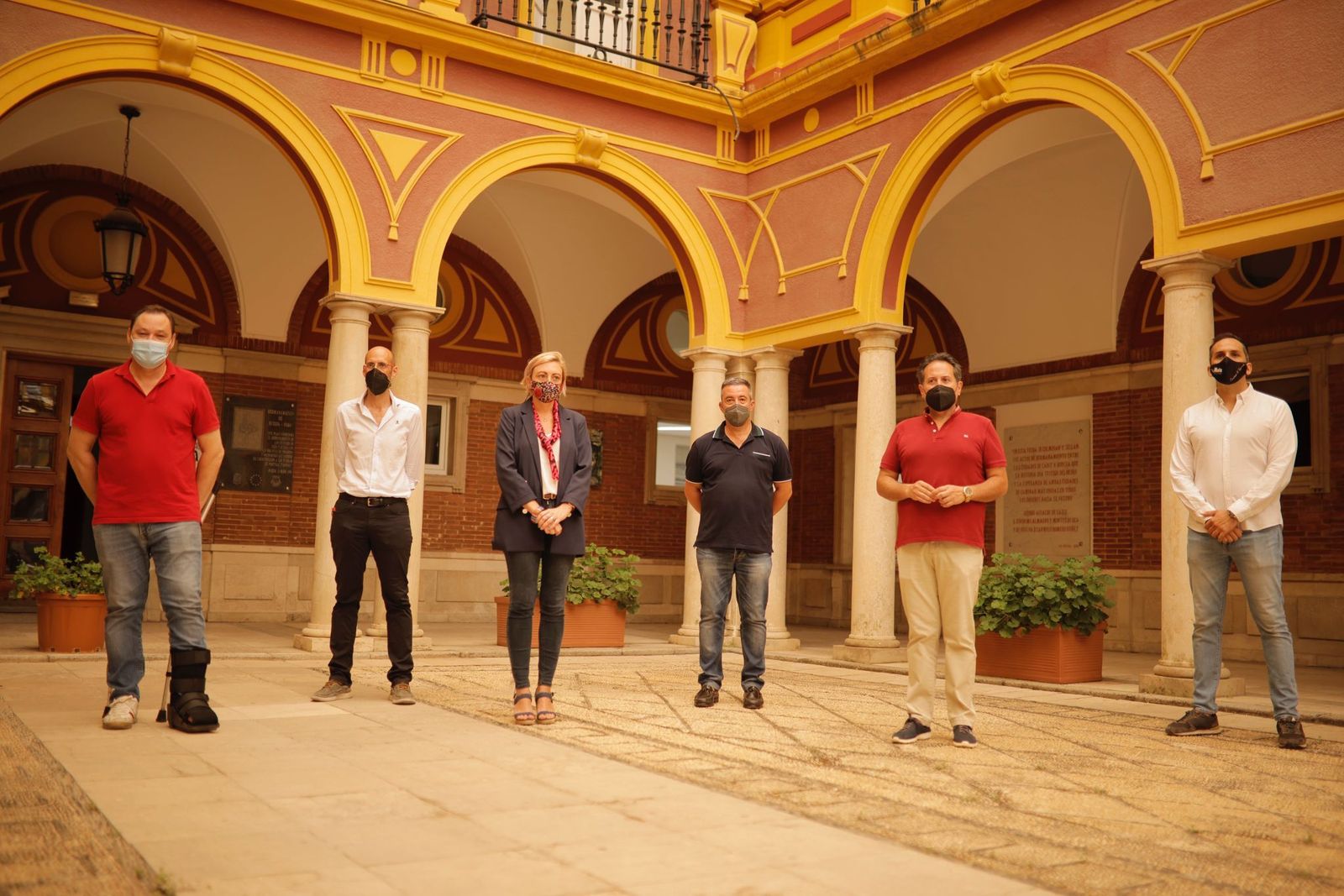 Los integrantes de la Mesa de Hostelería en el patio del ayuntamiento tras la presentación.