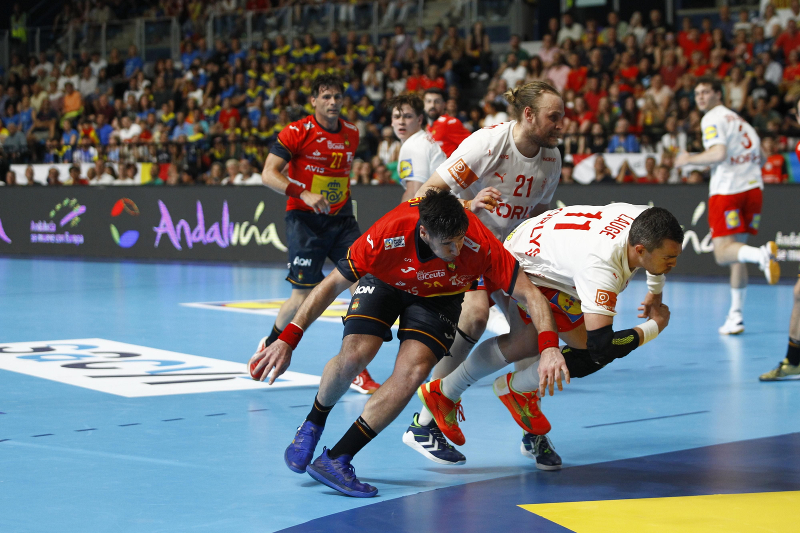 Imágenes del España-Dinamarca de la EHF Euro Cup de balonmano, en Almería