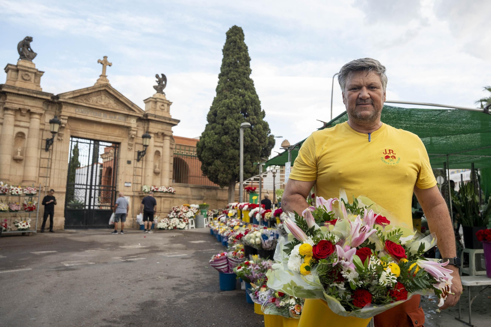 Así se preparan las flores para el Día de Los Santos en Almería
