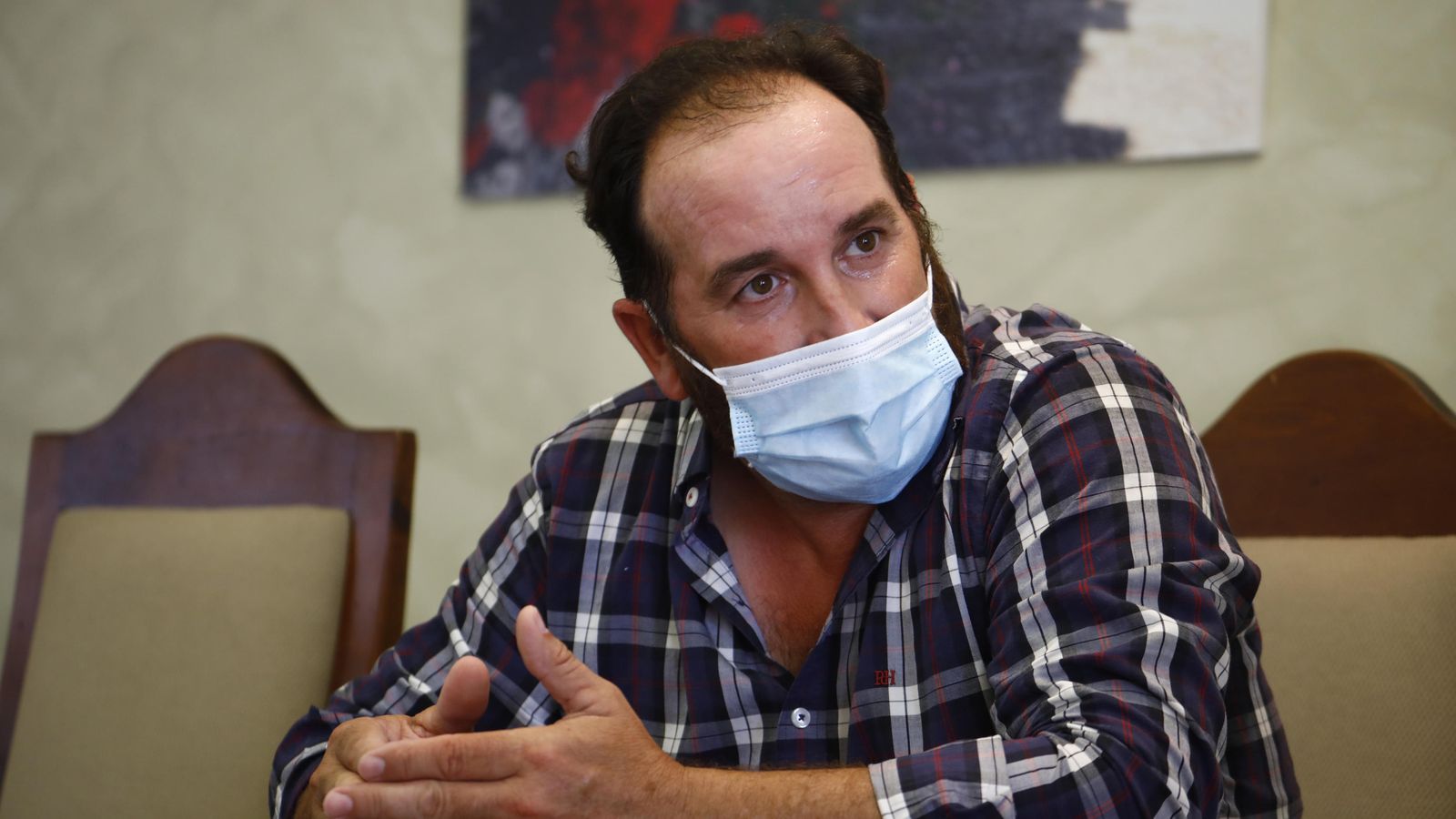 El ganadero responde a las preguntas durante la entrevista.