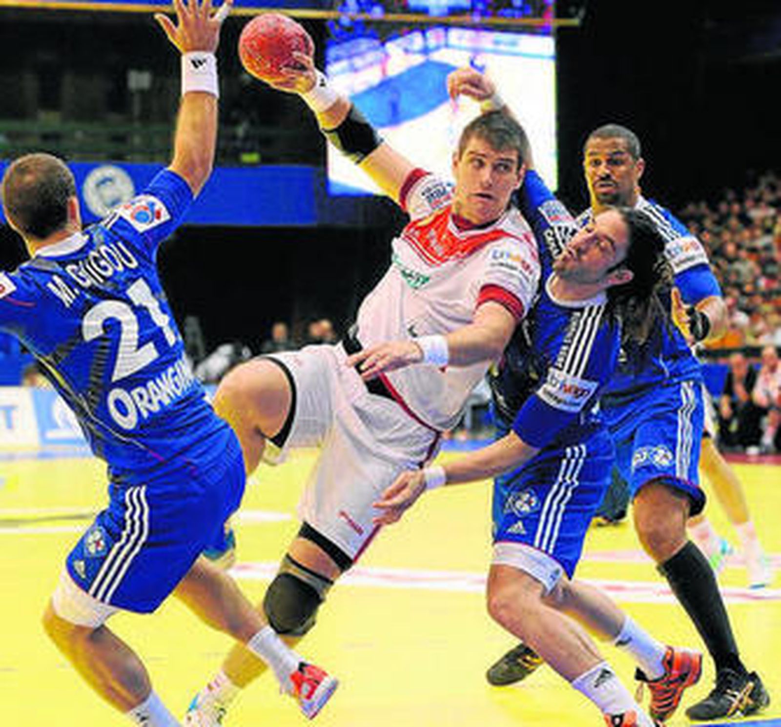 Aguinagalde trata de lanzar entre varios jugadores franceses.