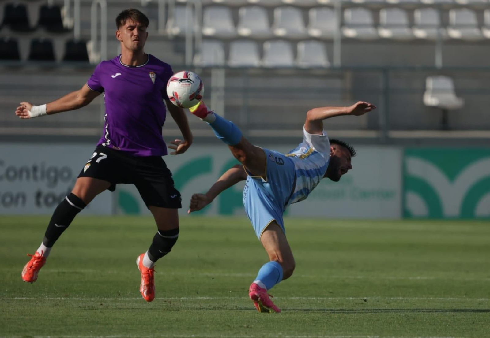 Las mejores fotos del ambiente en el Municipal de La Línea para el Málaga - Córdoba CF