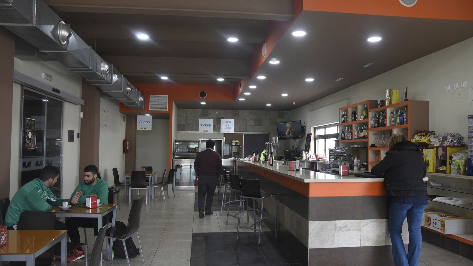 Imagen de la amplia cafetería de Play Center Córdoba.