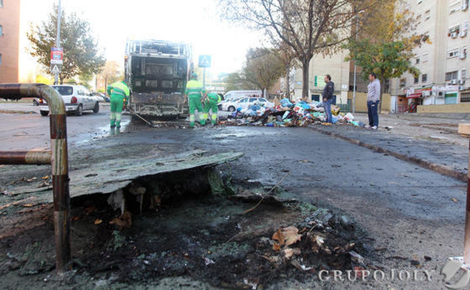 Los incidentes de la primera jornada dejaron más de 60 contenedores calcinados por el fuego

Foto: Miguel Angel Gonzalez