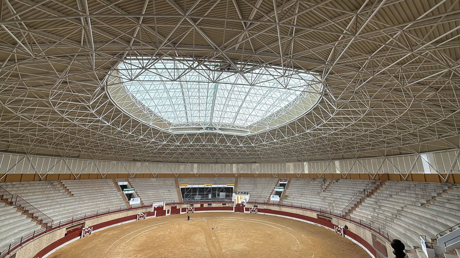 La cubierta de la plaza de toros La Montera, ya cerrada.