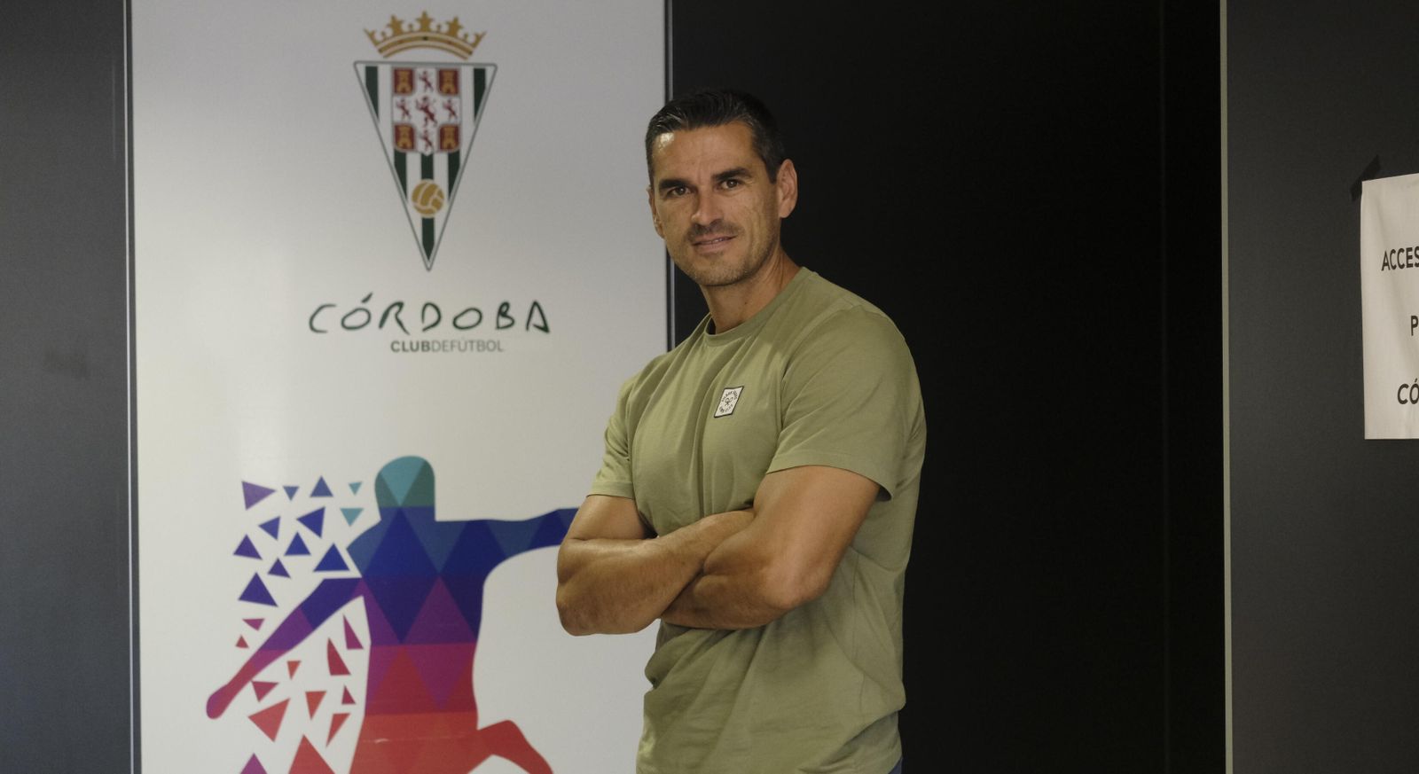 Juanito posa para 'el Día de Córdoba' junto al escudo del Córdoba CF.