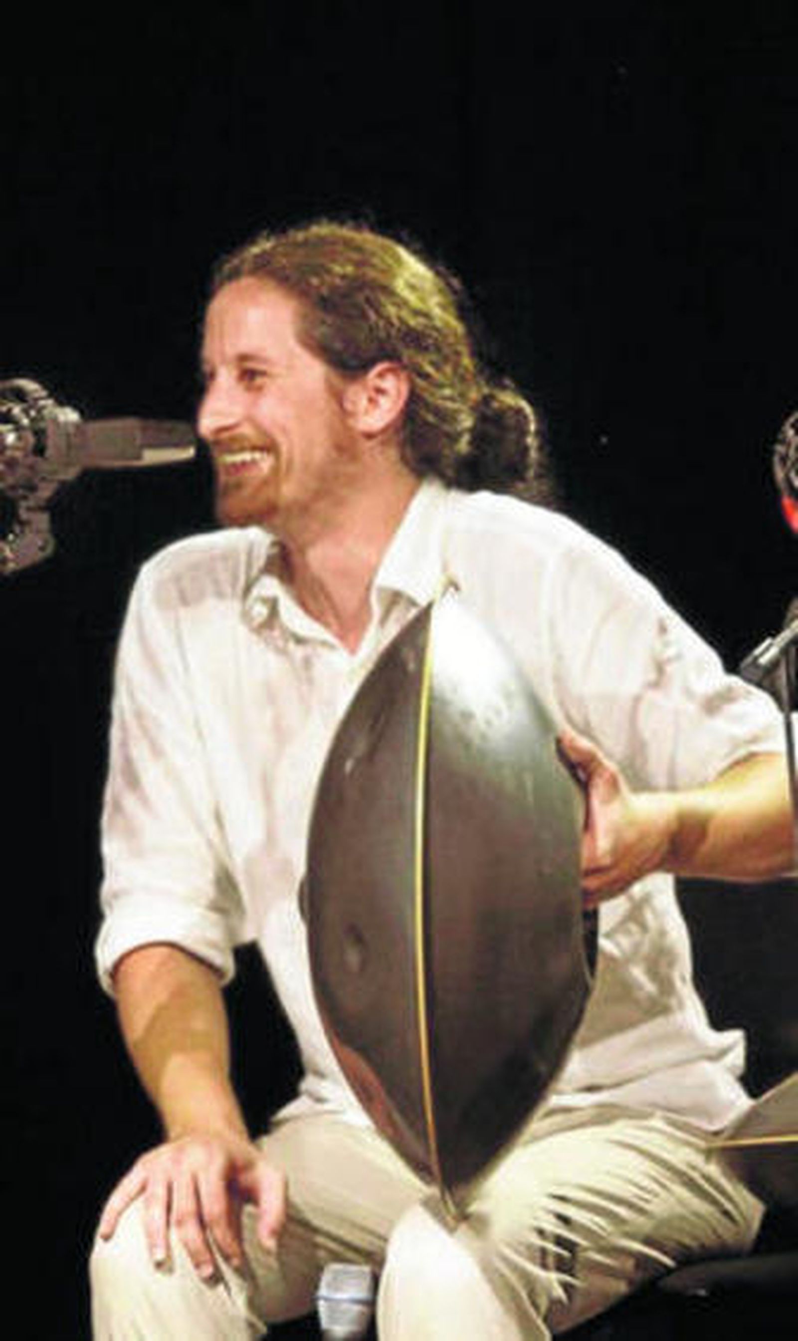 Liron Man tocando el instrumento Hang.