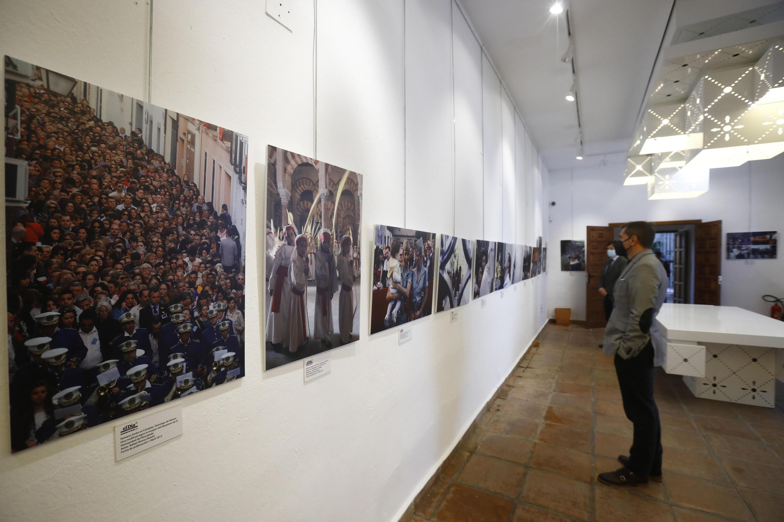 Presentación de la exposición fotográfica 'Miradas de pasión', en fotografías