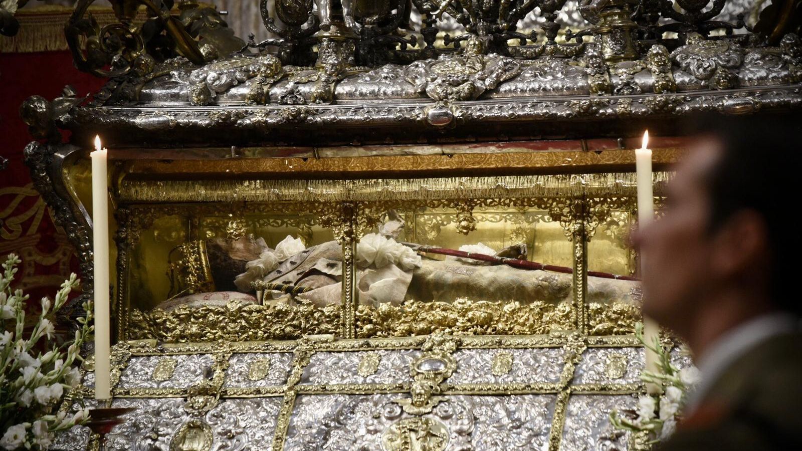 La urna de San Fernando abierta para la veneración de los fieles