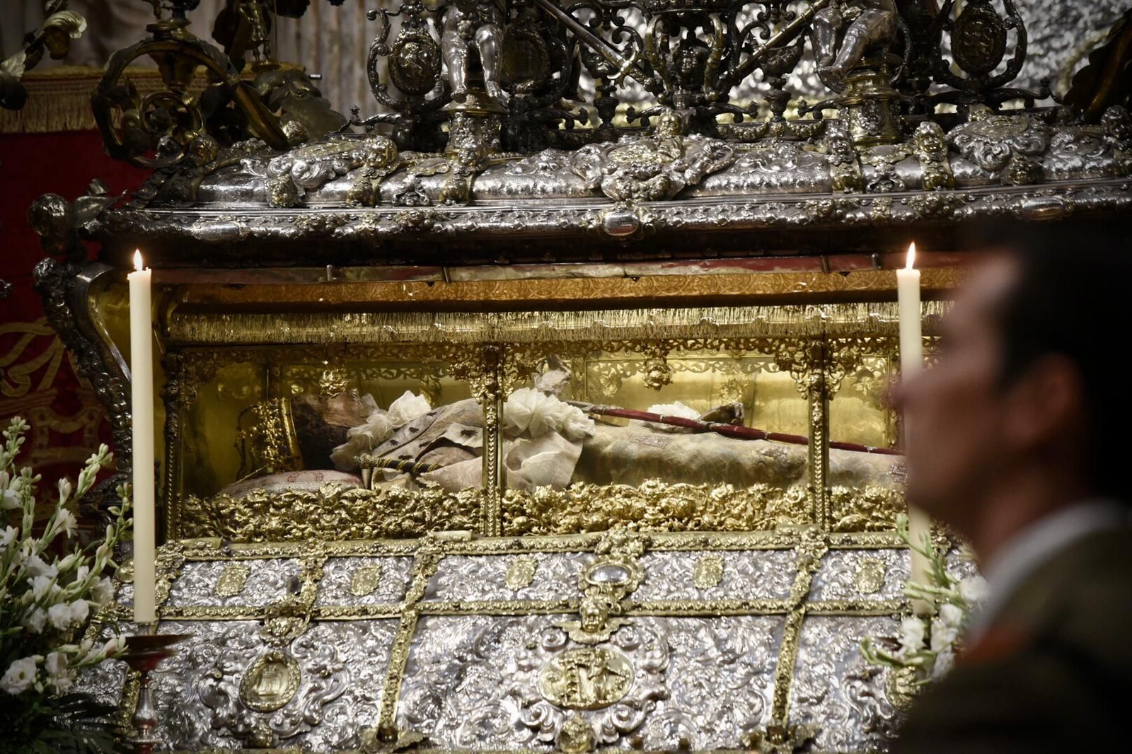 La urna de San Fernando abierta para la veneración de los fieles