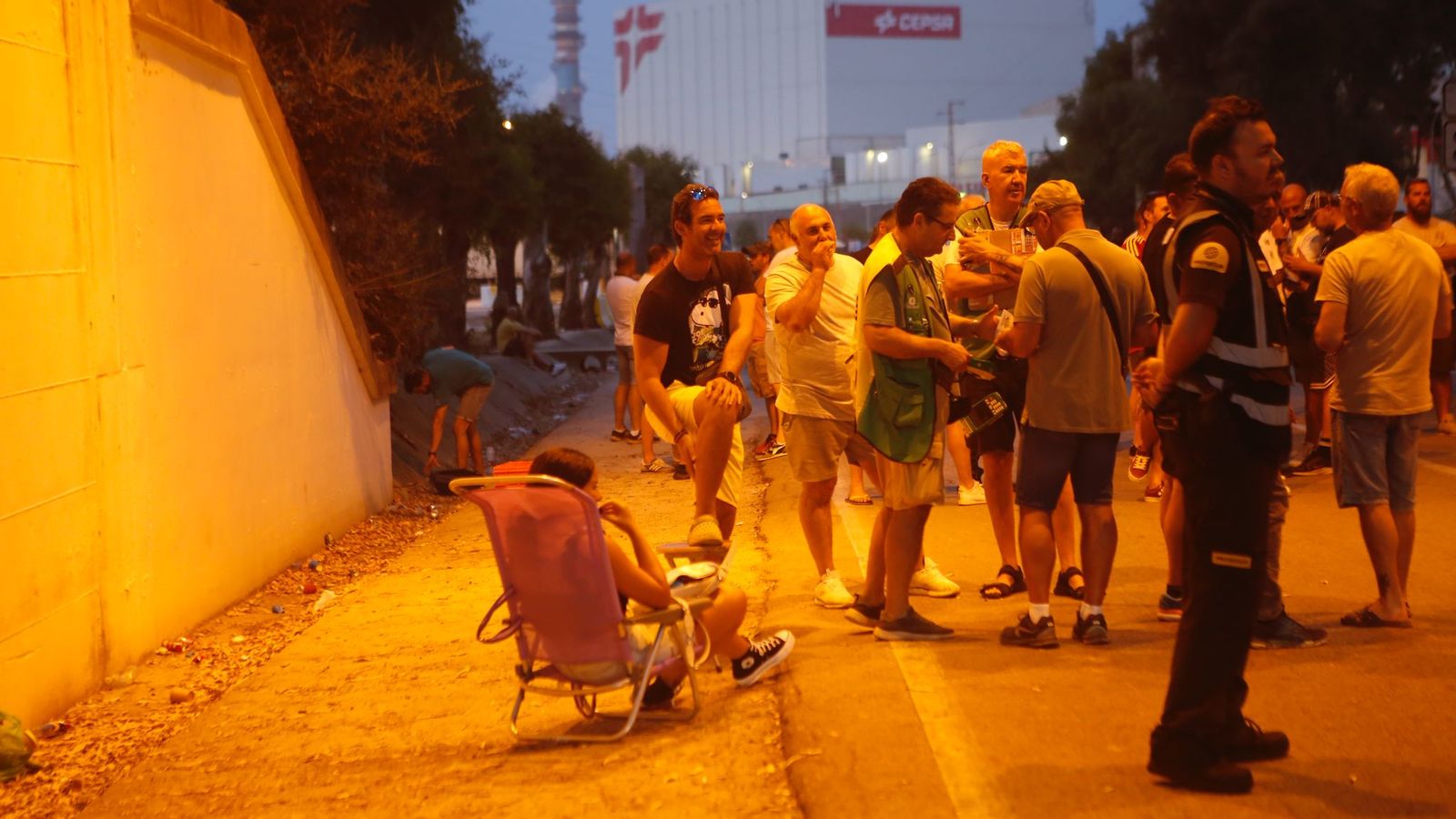 Trabajadores concentrados a las puertas de Moeve, en San Roque, a primera hora de este jueves