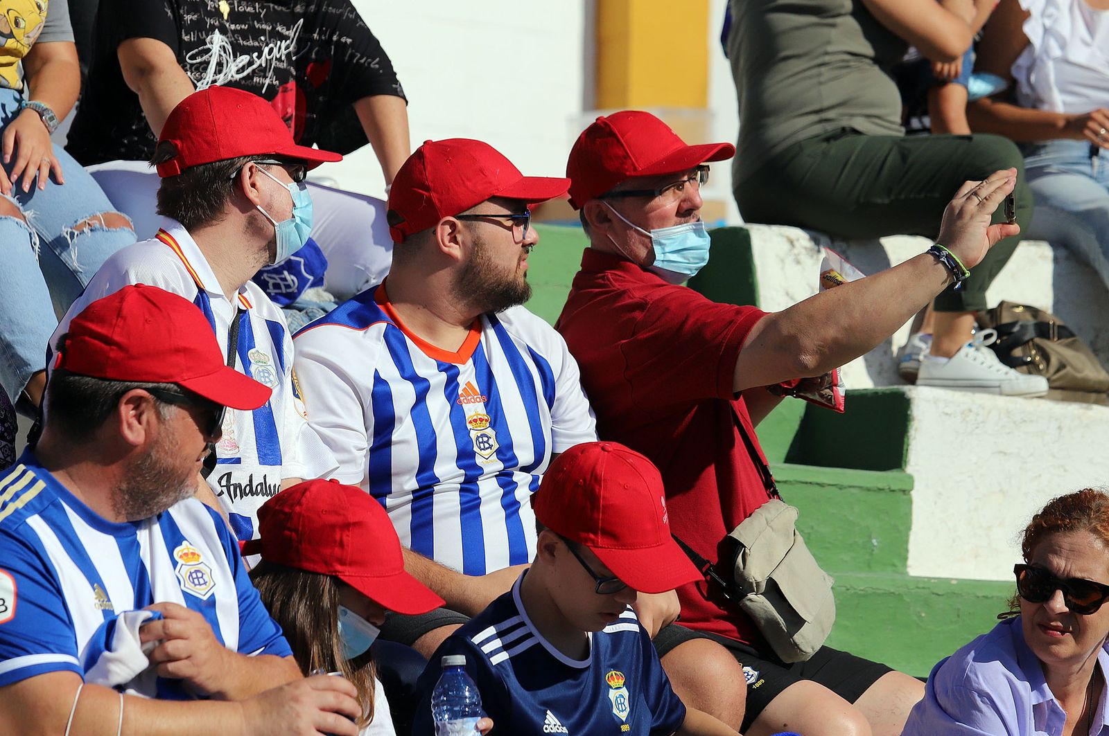 Imágenes de la afición más fiel del Recre en su visita al campo del Antoniano