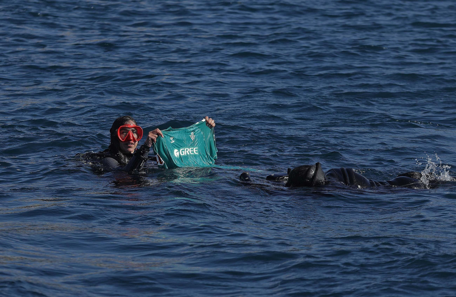 Fotos de la nueva camiseta ecológica del Real Betis fabricada con algas