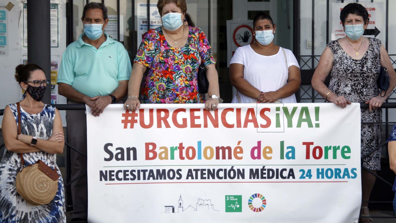 Usuarios del consultorio de San Bartolomé reclamando la reapertura de las Urgencias 24 horas hace ahora justo un año